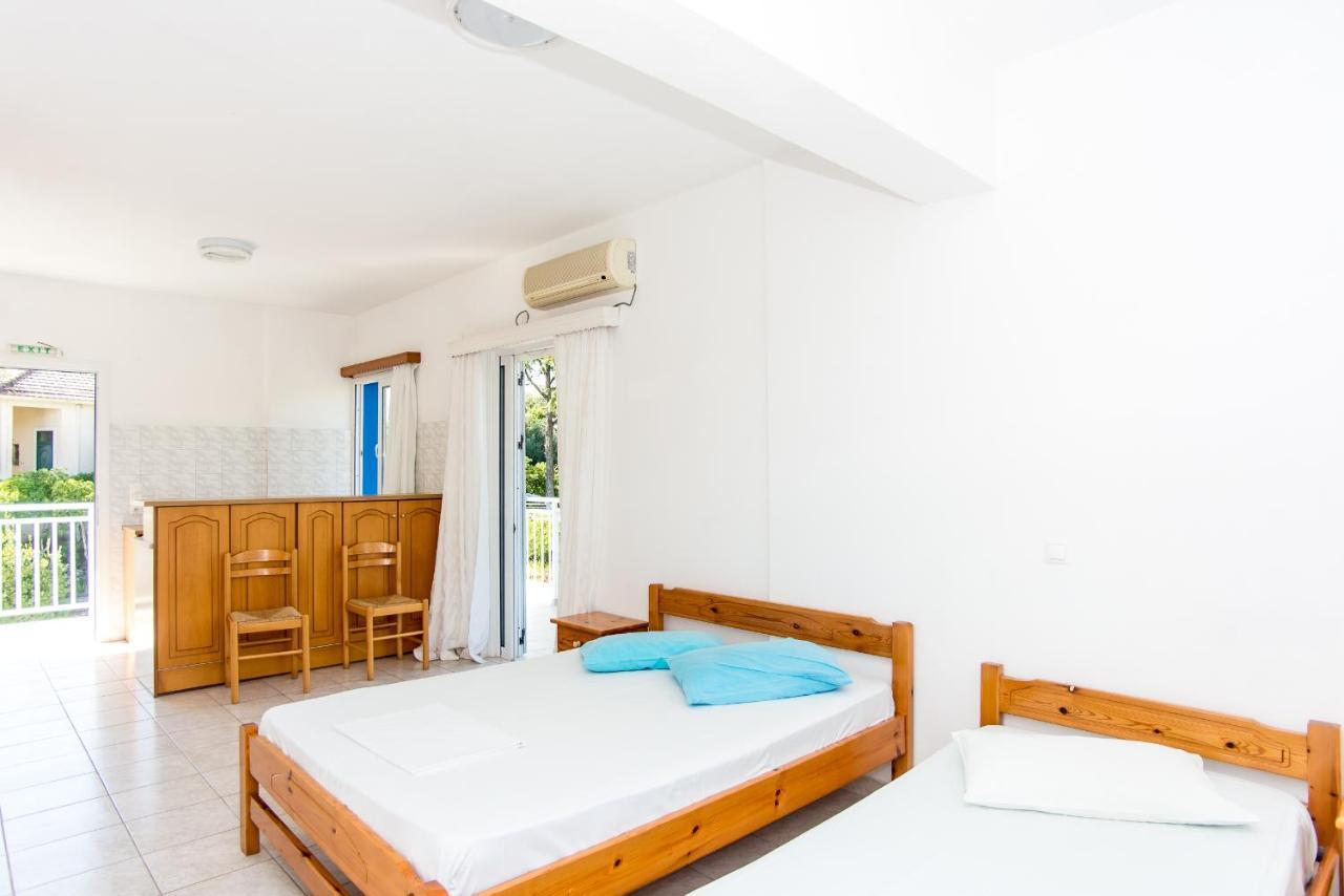 Blue White Apartments - Kefallonia Poolside Retreats Spartia  Bagian luar foto
