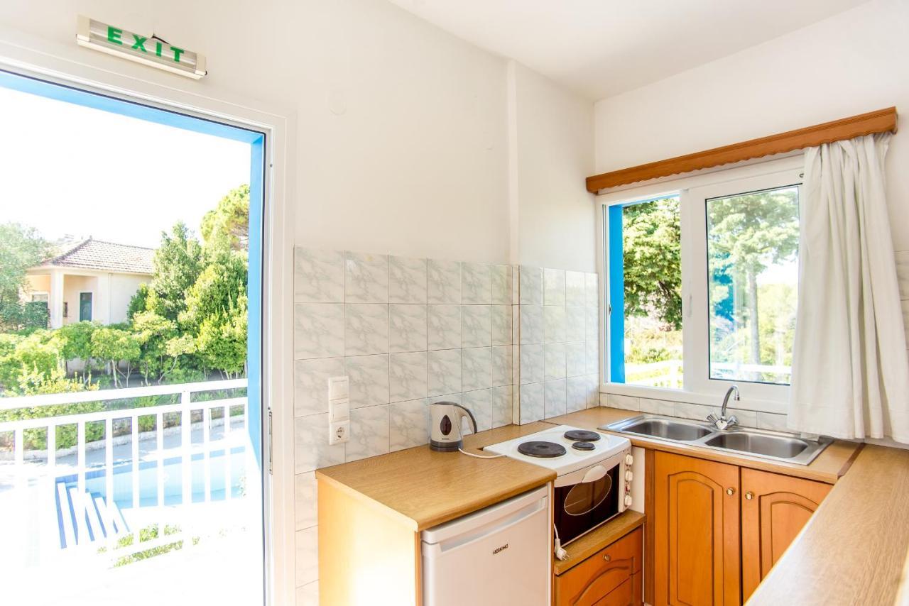 Blue White Apartments - Kefallonia Poolside Retreats Spartia  Bagian luar foto