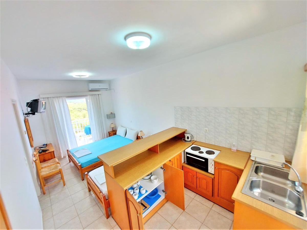 Blue White Apartments - Kefallonia Poolside Retreats Spartia  Bagian luar foto