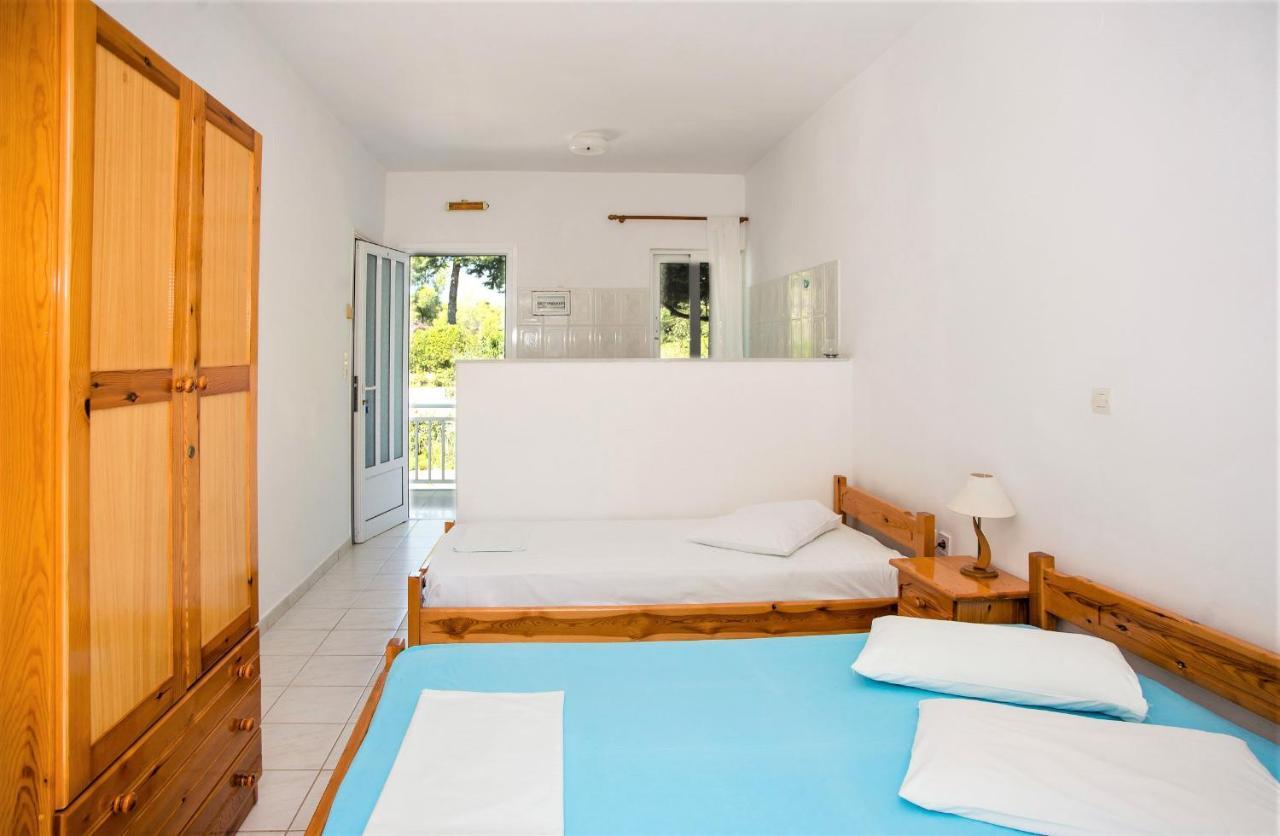 Blue White Apartments - Kefallonia Poolside Retreats Spartia  Bagian luar foto