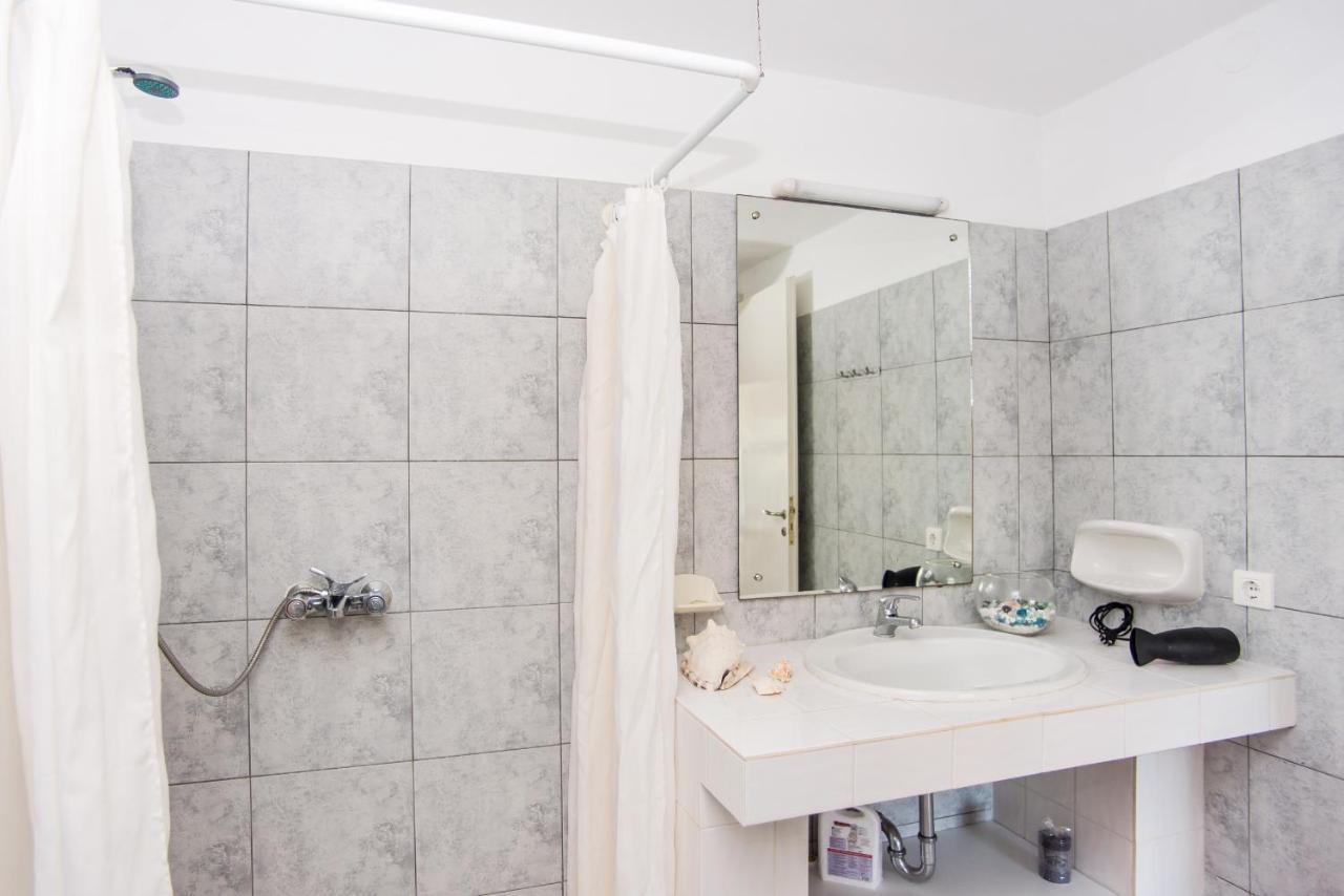 Blue White Apartments - Kefallonia Poolside Retreats Spartia  Bagian luar foto